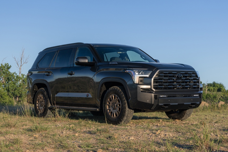 Полноразмерный внедорожник Toyota Sequoia получил обновки вслед за родственным пикапом