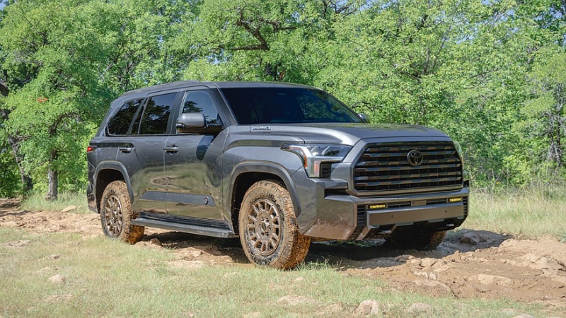 Полноразмерный внедорожник Toyota Sequoia получил обновки вслед за родственным пикапом