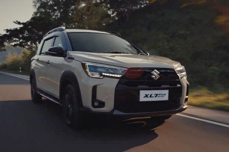 Рестайлинговый кроссвэн Suzuki XL7: более солидный облик и старая техника