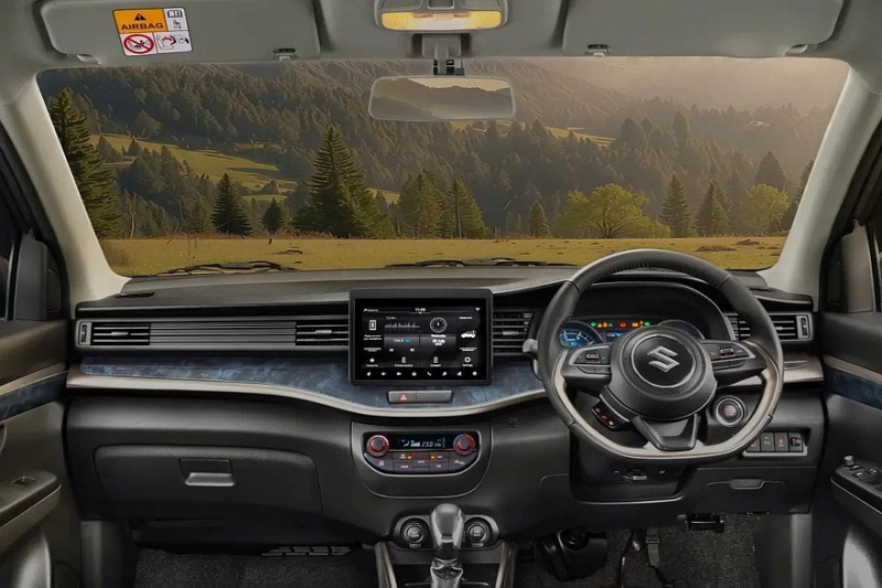 Рестайлинговый кроссвэн Suzuki XL7: более солидный облик и старая техника