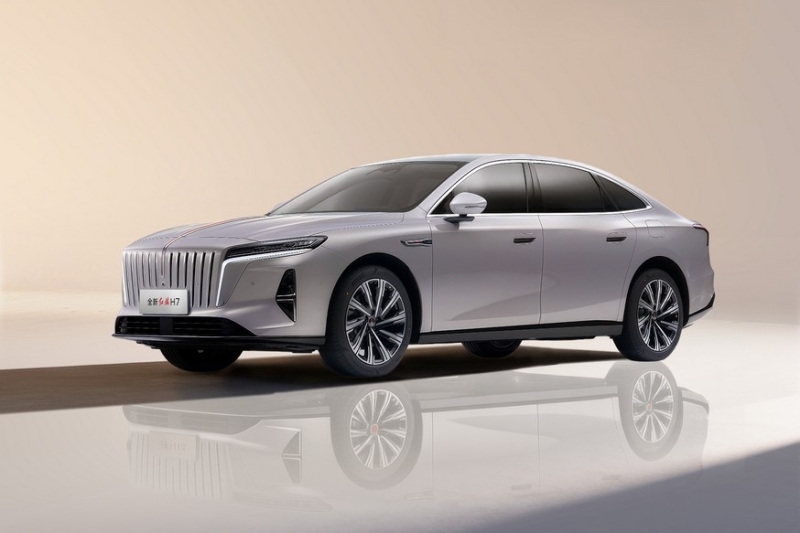 Седан Hongqi H7 нового поколения приготовился к старту продаж, есть полный привод