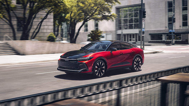 Toyota освежила кросс-седан Crown: иная корма и пересмотренная гибридная установка