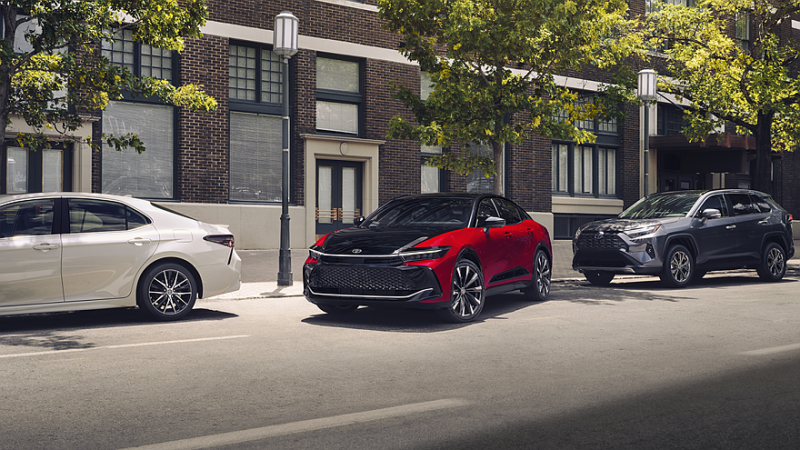Toyota освежила кросс-седан Crown: иная корма и пересмотренная гибридная установка