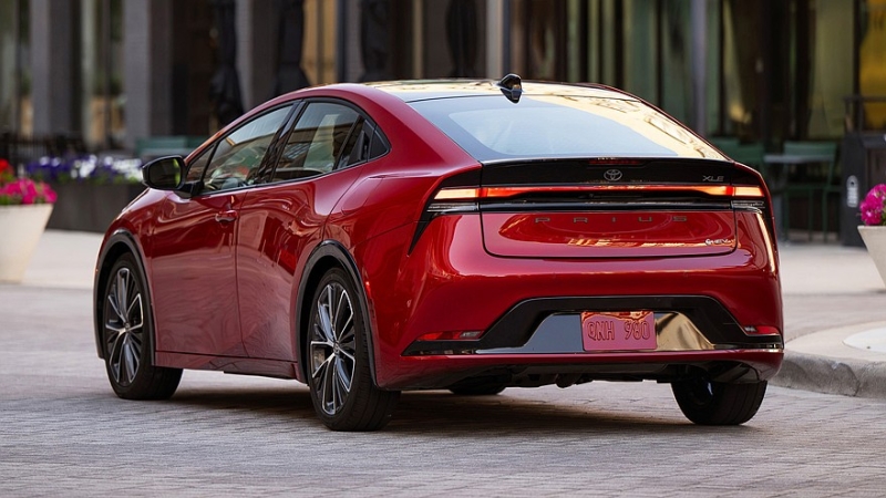Toyota освежила Prius и хэтчбек Corolla: скромные обновки и подорожание