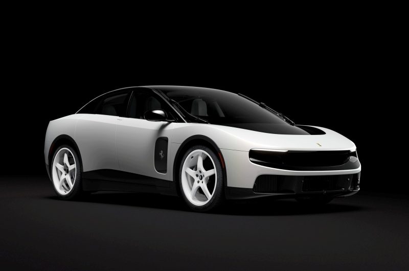 Весь в белом и за миллион: «нулевой» Ferrari Luce продадут на аукционе