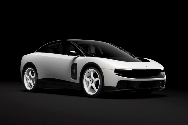 Весь в белом и за миллион: «нулевой» Ferrari Luce продадут на аукционе