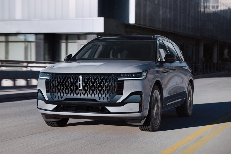 Обновлённый кроссовер Lincoln Nautilus: разное оформление «лица», техника прежняя