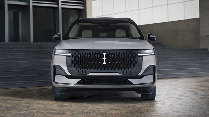 Обновлённый кроссовер Lincoln Nautilus: разное оформление «лица», техника прежняя