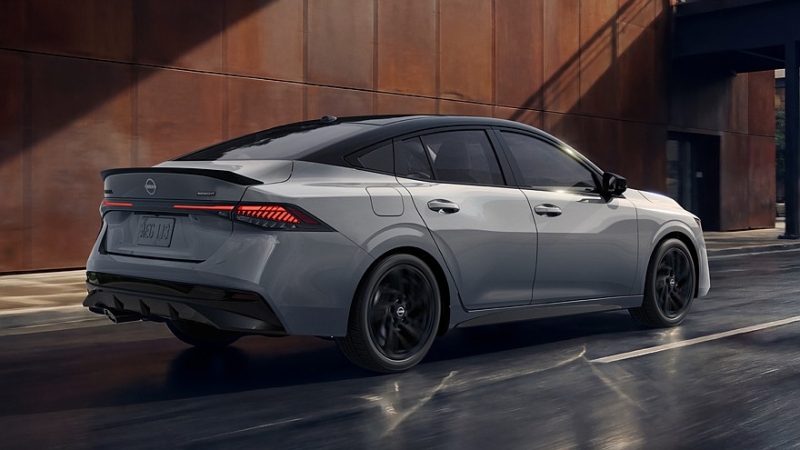 Седан Nissan Sentra слегка обновился и получил «затемнённую» версию