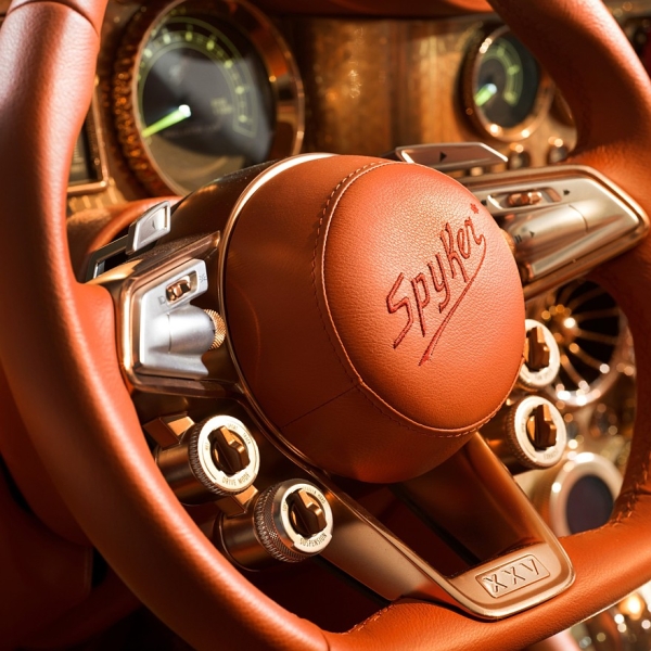 Spyker C8 Preliator XXV Coupe: узнаваемый дизайн, золотая отделка, мощный V8 и МКП