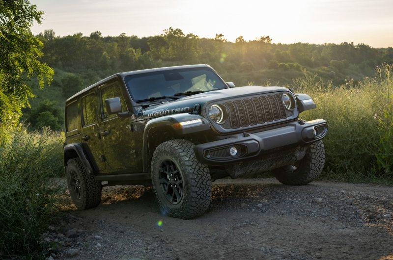 У внедорожника Jeep Wrangler появилась «затемнённая» версия Smoky Mountain