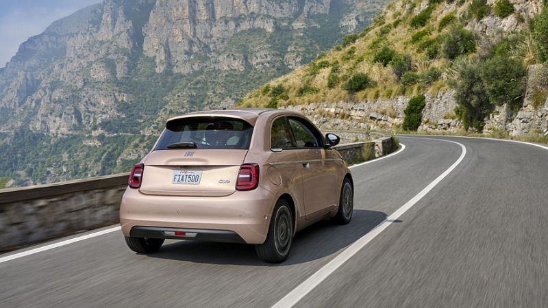 Fiat слегка освежил «кроху» 500e в США и заметно увеличил ценник